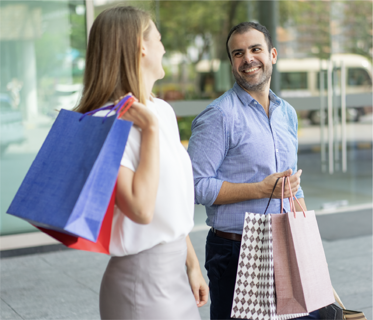 Canales de distribución: dueño de comercio felicita a su vendedor Fidelización de canales: Canales de distribución